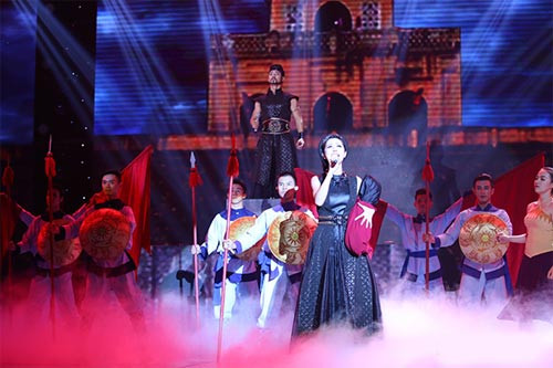 Jennifer Phạm được khen có tiến bộ về giọng hát. Jennifer Phạm được khen có tiến bộ về giọng hát.