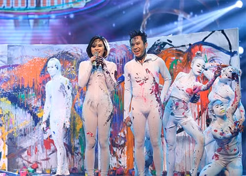 Vân Trang - Quốc Đại gây bất ngờ khi kết hợp múa đương đại và vẽ tranh.