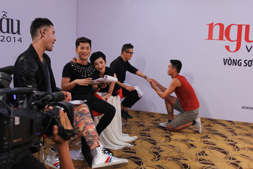 Muốn được chọn, thí sinh phải biết...quỳ gối?