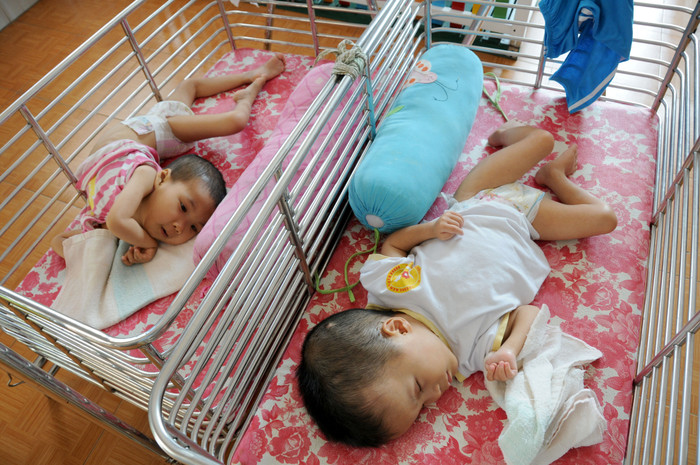 Những cháu bé bị dị tật bẩm sinh do ảnh hưởng bởi chất độc màu da cam từ bố mẹ bị phơi nhiễm mà Sean Kimmons đã gặp tại một trại mồ côi cở Đà Nẵng