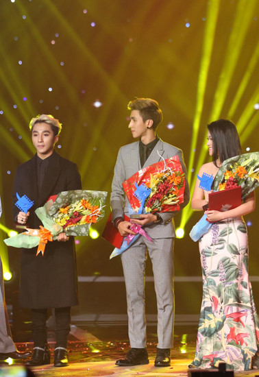 Sơn Tùng (Chàng trai năm ấy) và Ngọc Thanh Tâm (Hiệp sỹ mù) bất ngờ giành giải diễn viên triển vọng Sơn Tùng (Chàng trai năm ấy) và Ngọc Thanh Tâm (Hiệp sỹ mù) bất ngờ giành giải diễn viên triển vọng