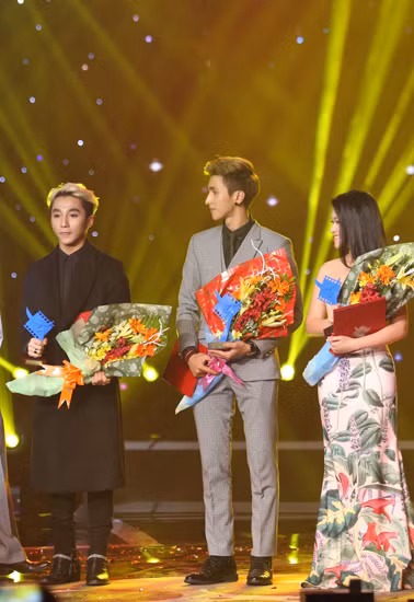 Sơn Tùng (Chàng trai năm ấy) và Ngọc Thanh Tâm (Hiệp sỹ mù) bất ngờ giành giải diễn viên triển vọng Sơn Tùng (Chàng trai năm ấy) và Ngọc Thanh Tâm (Hiệp sỹ mù) bất ngờ giành giải diễn viên triển vọng