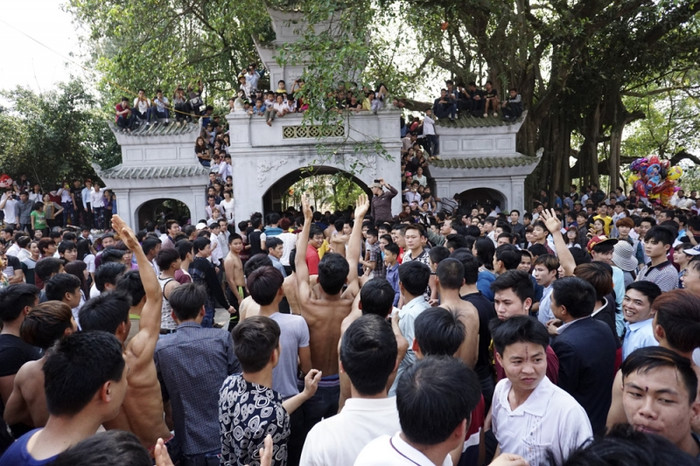 Những nghi lễ đầy tính bạo lực như chém lợn, đập đầu trâu, cướp chiếu, cướp ấn...tại các lễ hội cần phải được xem xét một cách nghiêm túc và cẩn trọng Những nghi lễ đầy tính bạo lực như chém lợn, đập đầu trâu, cướp chiếu, cướp ấn...tại các lễ hội cần phải được xem xét một cách nghiêm túc và cẩn trọng