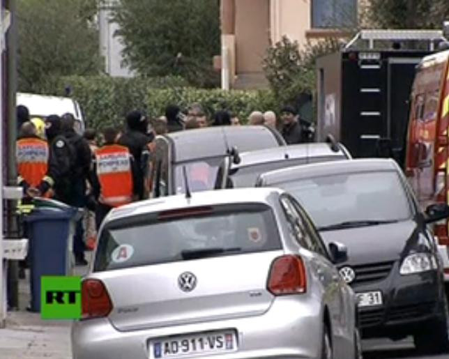 Chia vui cùng đồng đội sau khi hoàn thành nhiệm vụ