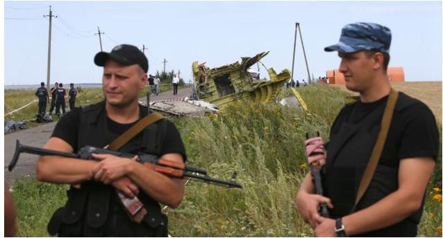 Các phiến quân ly khai thân Nga cho hay họ tìm thấy các chiếc hộp đen ghi dữ liệu bay quan trọng (ảnh Reuters) Các phiến quân ly khai thân Nga cho hay họ tìm thấy các chiếc hộp đen ghi dữ liệu bay quan trọng (ảnh Reuters)