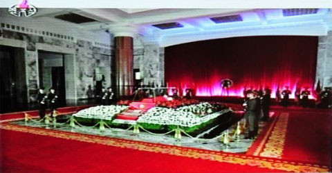 Toàn cảnh căn phòng trong Cung Tưởng niệm Kumsusan, nơi đặt quan tài bằng kính của Chủ tịch Kim. Thi hài của cố Chủ tịch Kim Nhật Thành cũng được đặt trong một quan tài bằng kính tại Cung Tưởng niệm Kumsusan. Ảnh chụp màn hình: AFP Toàn cảnh căn phòng trong Cung Tưởng niệm Kumsusan, nơi đặt quan tài bằng kính của Chủ tịch Kim. Thi hài của cố Chủ tịch Kim Nhật Thành cũng được đặt trong một quan tài bằng kính tại Cung Tưởng niệm Kumsusan. Ảnh chụp màn hình: AFP