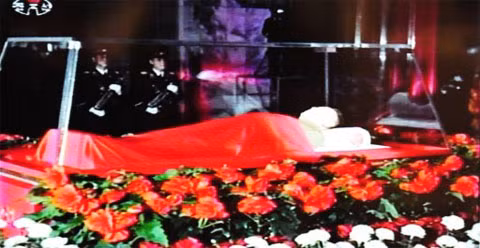 Thi hài của Chủ tịch Kim được phủ vải đỏ và đặt trong quan tài bằng kính. Ảnh chụp màn hình: AFP Thi hài của Chủ tịch Kim được phủ vải đỏ và đặt trong quan tài bằng kính. Ảnh chụp màn hình: AFP