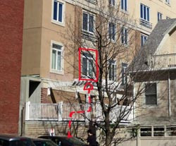 Một phóng viên từ báo Hồng Kông được cho là đã trèo lên cửa sổ tầng hai để chụp ảnh bên trong căn phòng Một phóng viên từ báo Hồng Kông được cho là đã trèo lên cửa sổ tầng hai để chụp ảnh bên trong căn phòng