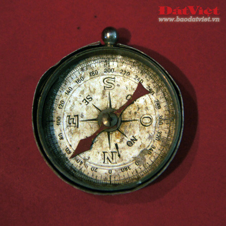 Chiếc đèn dầu lạc đã đồng hành cùng Đại tướng Võ Nguyên Giáp trong những năm đầu xây dựng lực lượng vũ trang Cách mạng. Đại tướng đã dùng lưỡi thuổng này để đào củ mài ăn trong thời gian tạm lánh vào rừng ở tỉnh Cao Bằng nhằm tránh sự khủng bố của thực dân Pháp, năm 1943. Lưỡi cuốc được Đại tướng dùng trong sinh hoạt và chiến đấu những năm 1944 - 1945. Chiếc la bàn đã theo chân Đại tướng suốt chặng đường hành quân trước cuộc Cách mạng tháng 8/1945. Chiếc áo veston được Đại tướng mặc trong lễ thành lập Đội xung phong Nam tiến năm 1942 và Đội Việt Nam Tuyên truyền Giải phóng quân năm 1944. Chiếc áo khoác này là một chiến lợi phẩm thu được của địch. Đại tướng đã sử dụng một thời gian và tặng lại cho một đội viên đội Việt Nam Tuyên truyền Giải phóng quân. Khẩu súng ngắn Đại Tướng Võ Nguyên Giáp đã sử dụng trong các trận đánh tiêu diệt hai đồn Phay Khắt và Nà Ngần (Cao Bằng). Thư của Đại tường khen ngợi Trung đoàn Thủ đô trong những ngày đầu Toàn quốc kháng chiến (12/1946). Thư Đại tướng gửi toàn thể anh chị em dân công tham gia phục vụ chiến dịch Điện Biên Phủ năm 1954. Bút tích của Đại tướng ngày 7/4, trước khi Chiến dịch Hồ Chí Minh được tiến hành: "thần tốc, thần tốc hơn nữa, táo bạo, táo bạo hơn nữa!". Chiếc đèn dầu lạc đã đồng hành cùng Đại tướng Võ Nguyên Giáp trong những năm đầu xây dựng lực lượng vũ trang Cách mạng. Đại tướng đã dùng lưỡi thuổng này để đào củ mài ăn trong thời gian tạm lánh vào rừng ở tỉnh Cao Bằng nhằm tránh sự khủng bố của thực dân Pháp, năm 1943. Lưỡi cuốc được Đại tướng dùng trong sinh hoạt và chiến đấu những năm 1944 - 1945. Chiếc la bàn đã theo chân Đại tướng suốt chặng đường hành quân trước cuộc Cách mạng tháng 8/1945. Chiếc áo veston được Đại tướng mặc trong lễ thành lập Đội xung phong Nam tiến năm 1942 và Đội Việt Nam Tuyên truyền Giải phóng quân năm 1944. Chiếc áo khoác này là một chiến lợi phẩm thu được của địch. Đại tướng đã sử dụng một thời gian và tặng lại cho một đội viên đội Việt Nam Tuyên truyền Giải phóng quân. Khẩu súng ngắn Đại Tướng Võ Nguyên Giáp đã sử dụng trong các trận đánh tiêu diệt hai đồn Phay Khắt và Nà Ngần (Cao Bằng). Thư của Đại tường khen ngợi Trung đoàn Thủ đô trong những ngày đầu Toàn quốc kháng chiến (12/1946). Thư Đại tướng gửi toàn thể anh chị em dân công tham gia phục vụ chiến dịch Điện Biên Phủ năm 1954. Bút tích của Đại tướng ngày 7/4, trước khi Chiến dịch Hồ Chí Minh được tiến hành: "thần tốc, thần tốc hơn nữa, táo bạo, táo bạo hơn nữa!".