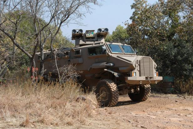 Gila được thiết kế vừa đủ chỗ cho 11 người trong đó có 9 binh sỹ và 2 tài xế. Mỗi người ngồi 1 ghế riêng trong khoang sau. Kíp lái và binh lính tất cả đều vào, ra khỏi xe bằng cửa sau. Bên sườn xe được thiết kế các cửa sổ và lỗ bắn tạo điều kiện để bộ binh ngồi trong xe có thể quan sát và xử lý tình huống trong quá trình di chuyển. Gila được thiết kế vừa đủ chỗ cho 11 người trong đó có 9 binh sỹ và 2 tài xế. Mỗi người ngồi 1 ghế riêng trong khoang sau. Kíp lái và binh lính tất cả đều vào, ra khỏi xe bằng cửa sau. Bên sườn xe được thiết kế các cửa sổ và lỗ bắn tạo điều kiện để bộ binh ngồi trong xe có thể quan sát và xử lý tình huống trong quá trình di chuyển.