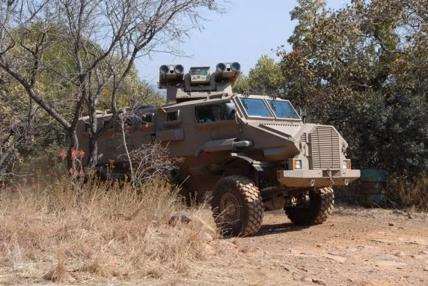 Gila được thiết kế vừa đủ chỗ cho 11 người trong đó có 9 binh sỹ và 2 tài xế. Mỗi người ngồi 1 ghế riêng trong khoang sau. Kíp lái và binh lính tất cả đều vào, ra khỏi xe bằng cửa sau. Bên sườn xe được thiết kế các cửa sổ và lỗ bắn tạo điều kiện để bộ binh ngồi trong xe có thể quan sát và xử lý tình huống trong quá trình di chuyển.