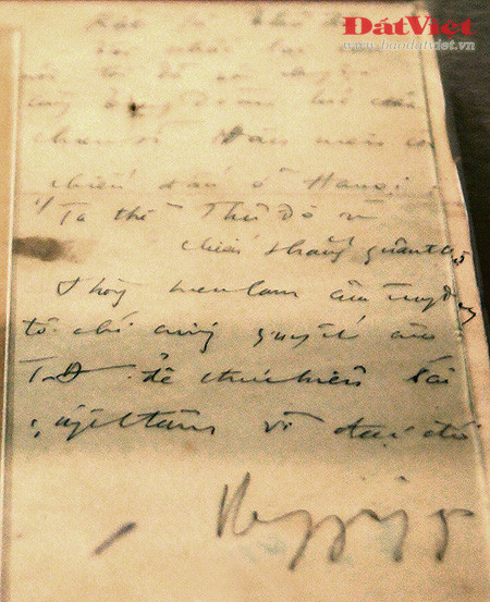 Chiếc đèn dầu lạc đã đồng hành cùng Đại tướng Võ Nguyên Giáp trong những năm đầu xây dựng lực lượng vũ trang Cách mạng. Đại tướng đã dùng lưỡi thuổng này để đào củ mài ăn trong thời gian tạm lánh vào rừng ở tỉnh Cao Bằng nhằm tránh sự khủng bố của thực dân Pháp, năm 1943. Lưỡi cuốc được Đại tướng dùng trong sinh hoạt và chiến đấu những năm 1944 - 1945. Chiếc la bàn đã theo chân Đại tướng suốt chặng đường hành quân trước cuộc Cách mạng tháng 8/1945. Chiếc áo veston được Đại tướng mặc trong lễ thành lập Đội xung phong Nam tiến năm 1942 và Đội Việt Nam Tuyên truyền Giải phóng quân năm 1944. Chiếc áo khoác này là một chiến lợi phẩm thu được của địch. Đại tướng đã sử dụng một thời gian và tặng lại cho một đội viên đội Việt Nam Tuyên truyền Giải phóng quân. Khẩu súng ngắn Đại Tướng Võ Nguyên Giáp đã sử dụng trong các trận đánh tiêu diệt hai đồn Phay Khắt và Nà Ngần (Cao Bằng). Thư của Đại tường khen ngợi Trung đoàn Thủ đô trong những ngày đầu Toàn quốc kháng chiến (12/1946). Thư Đại tướng gửi toàn thể anh chị em dân công tham gia phục vụ chiến dịch Điện Biên Phủ năm 1954. Bút tích của Đại tướng ngày 7/4, trước khi Chiến dịch Hồ Chí Minh được tiến hành: "thần tốc, thần tốc hơn nữa, táo bạo, táo bạo hơn nữa!". Chiếc đèn dầu lạc đã đồng hành cùng Đại tướng Võ Nguyên Giáp trong những năm đầu xây dựng lực lượng vũ trang Cách mạng. Đại tướng đã dùng lưỡi thuổng này để đào củ mài ăn trong thời gian tạm lánh vào rừng ở tỉnh Cao Bằng nhằm tránh sự khủng bố của thực dân Pháp, năm 1943. Lưỡi cuốc được Đại tướng dùng trong sinh hoạt và chiến đấu những năm 1944 - 1945. Chiếc la bàn đã theo chân Đại tướng suốt chặng đường hành quân trước cuộc Cách mạng tháng 8/1945. Chiếc áo veston được Đại tướng mặc trong lễ thành lập Đội xung phong Nam tiến năm 1942 và Đội Việt Nam Tuyên truyền Giải phóng quân năm 1944. Chiếc áo khoác này là một chiến lợi phẩm thu được của địch. Đại tướng đã sử dụng một thời gian và tặng lại cho một đội viên đội Việt Nam Tuyên truyền Giải phóng quân. Khẩu súng ngắn Đại Tướng Võ Nguyên Giáp đã sử dụng trong các trận đánh tiêu diệt hai đồn Phay Khắt và Nà Ngần (Cao Bằng). Thư của Đại tường khen ngợi Trung đoàn Thủ đô trong những ngày đầu Toàn quốc kháng chiến (12/1946). Thư Đại tướng gửi toàn thể anh chị em dân công tham gia phục vụ chiến dịch Điện Biên Phủ năm 1954. Bút tích của Đại tướng ngày 7/4, trước khi Chiến dịch Hồ Chí Minh được tiến hành: "thần tốc, thần tốc hơn nữa, táo bạo, táo bạo hơn nữa!".