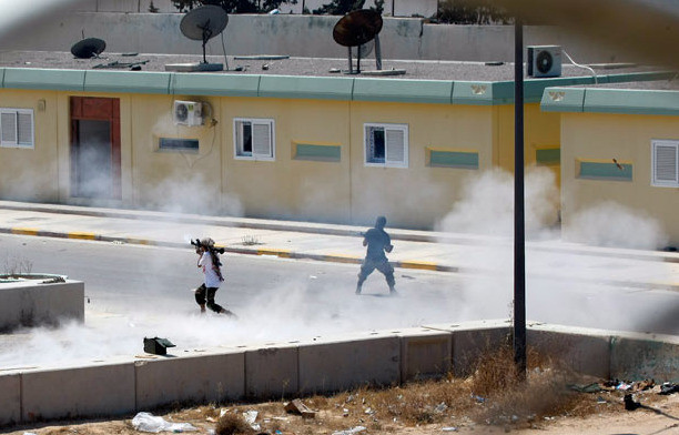 Phiến quân Libya bao vây, tấn công, sục sạo trong tư dinh của đại tá Gaddafi Phiến quân Libya bao vây, tấn công, sục sạo trong tư dinh của đại tá Gaddafi