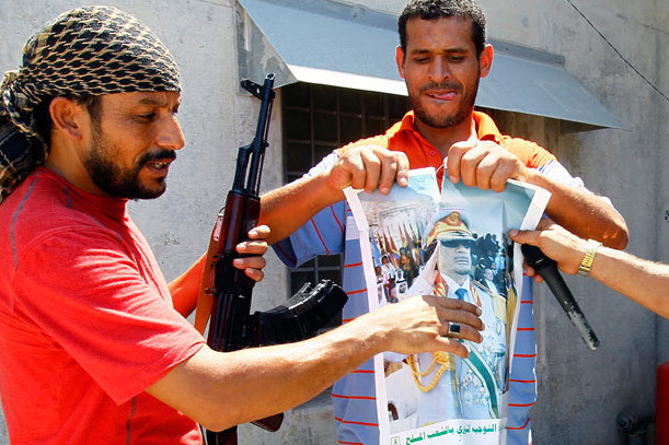 Phiến quân Libya bao vây, tấn công, sục sạo trong tư dinh của đại tá Gaddafi Phiến quân Libya bao vây, tấn công, sục sạo trong tư dinh của đại tá Gaddafi