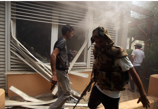 Sau khi bao vây và kiểm soát toàn bộ khu dinh thự rộng lớn này, lực lượng phiến quân đã đập phá nhiều tượng đồng, phủ điêu, biểu tượng của chế độ đã tồn tại hơn 40 năm qua. Sau khi bao vây và kiểm soát toàn bộ khu dinh thự rộng lớn này, lực lượng phiến quân đã đập phá nhiều tượng đồng, phủ điêu, biểu tượng của chế độ đã tồn tại hơn 40 năm qua.