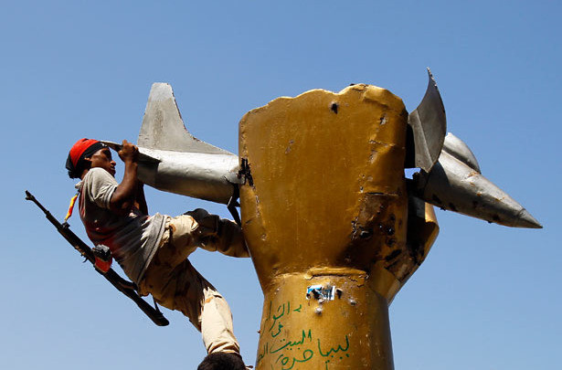 Phiến quân Libya bao vây, tấn công, sục sạo trong tư dinh của đại tá Gaddafi Phiến quân Libya bao vây, tấn công, sục sạo trong tư dinh của đại tá Gaddafi