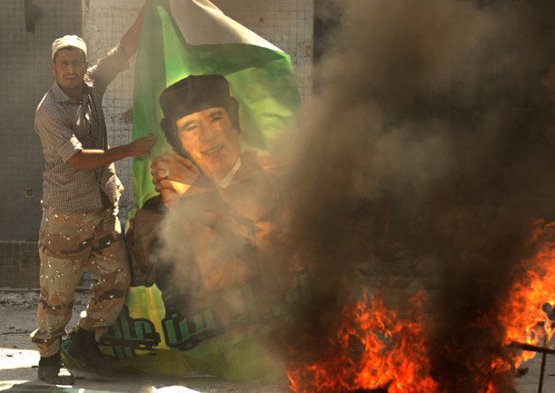 Phiến quân Libya bao vây, tấn công, sục sạo trong tư dinh của đại tá Gaddafi Phiến quân Libya bao vây, tấn công, sục sạo trong tư dinh của đại tá Gaddafi