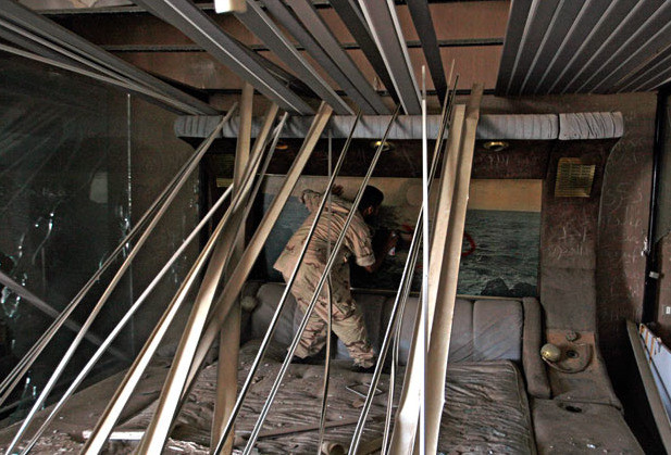 Kênh Al-Orouba cho biết đại tá Gaddafi đã lên tiếng nói rằng việc rút lui khỏi tổ hợp nhà ở của ông ở Tripolia là tình huống chiến thuật. Kênh Al-Orouba cho biết đại tá Gaddafi đã lên tiếng nói rằng việc rút lui khỏi tổ hợp nhà ở của ông ở Tripolia là tình huống chiến thuật.