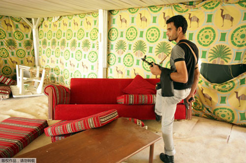 Phiến quân Libya bao vây, tấn công, sục sạo trong tư dinh của đại tá Gaddafi Phiến quân Libya bao vây, tấn công, sục sạo trong tư dinh của đại tá Gaddafi