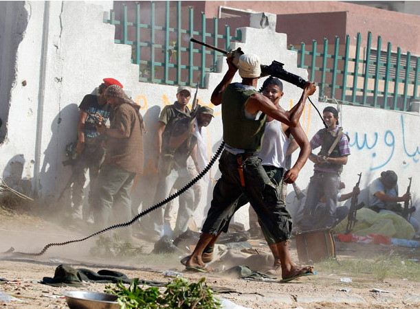 Phiến quân Libya bao vây, tấn công, sục sạo trong tư dinh của đại tá Gaddafi Phiến quân Libya bao vây, tấn công, sục sạo trong tư dinh của đại tá Gaddafi