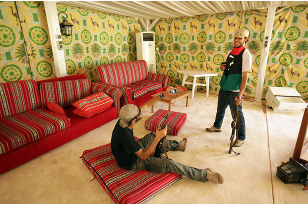 Ngày 23/8/2011 lực lượng phiến quân dưới sự hậu thuẫn của không NATO đã mở đợt tấn công bao vây một khu dinh thự của đại tá, Tổng thống Libya Gaddafi. Ngày 23/8/2011 lực lượng phiến quân dưới sự hậu thuẫn của không NATO đã mở đợt tấn công bao vây một khu dinh thự của đại tá, Tổng thống Libya Gaddafi.