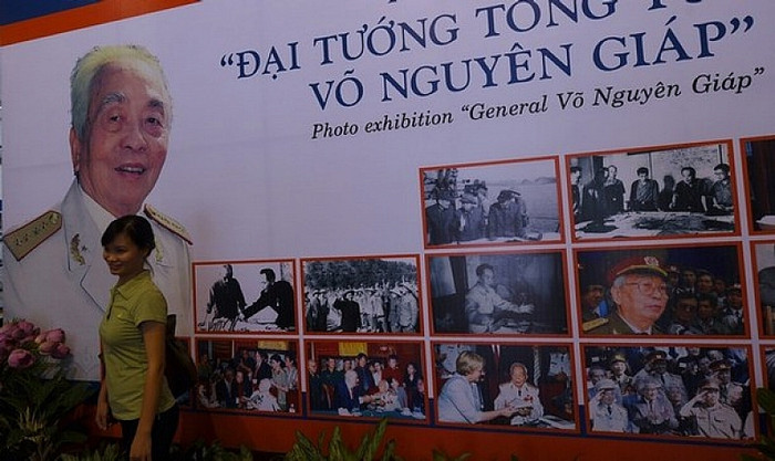 Những bức ảnh được các phóng viên nước ngoài chụp tại cuộc triển lãm được tổ chức tại Hà Nội nhân sự kiện người anh cả của Quân đội Nhân Dân Việt Nam tròn 100 tuổi. Chúc Đại tướng luôn mạnh khỏe, mãi mãi là tấm gương của lớp trẻ Việt Nam.