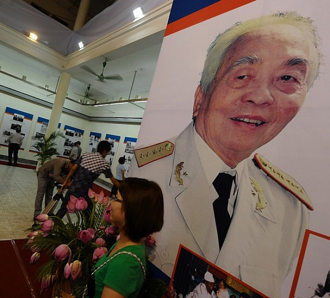 Những bức ảnh được các phóng viên nước ngoài chụp tại cuộc triển lãm được tổ chức tại Hà Nội nhân sự kiện người anh cả của Quân đội Nhân Dân Việt Nam tròn 100 tuổi. Chúc Đại tướng luôn mạnh khỏe, mãi mãi là tấm gương của lớp trẻ Việt Nam.