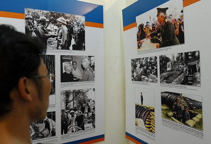 Những bức ảnh được các phóng viên nước ngoài chụp tại cuộc triển lãm được tổ chức tại Hà Nội nhân sự kiện người anh cả của Quân đội Nhân Dân Việt Nam tròn 100 tuổi. Chúc Đại tướng luôn mạnh khỏe, mãi mãi là tấm gương của lớp trẻ Việt Nam.