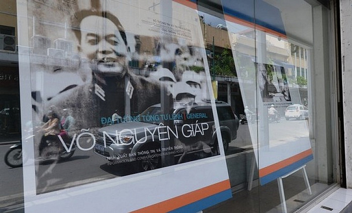 Những bức ảnh được các phóng viên nước ngoài chụp tại cuộc triển lãm được tổ chức tại Hà Nội nhân sự kiện người anh cả của Quân đội Nhân Dân Việt Nam tròn 100 tuổi. Chúc Đại tướng luôn mạnh khỏe, mãi mãi là tấm gương của lớp trẻ Việt Nam.