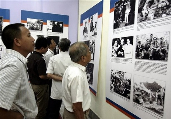 Những bức ảnh được các phóng viên nước ngoài chụp tại cuộc triển lãm được tổ chức tại Hà Nội nhân sự kiện người anh cả của Quân đội Nhân Dân Việt Nam tròn 100 tuổi. Chúc Đại tướng luôn mạnh khỏe, mãi mãi là tấm gương của lớp trẻ Việt Nam.