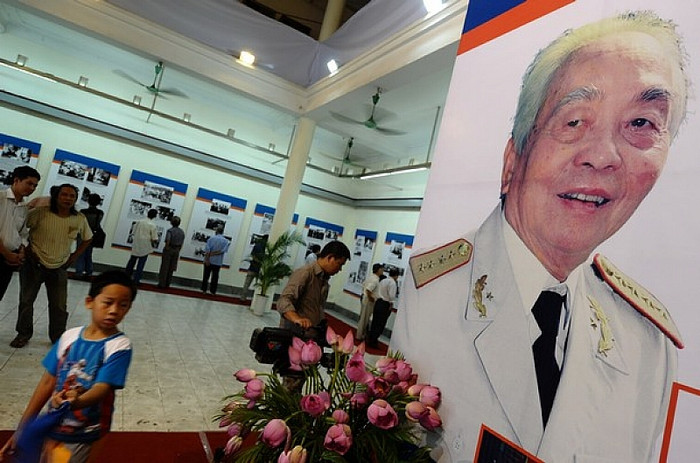 Những bức ảnh được các phóng viên nước ngoài chụp tại cuộc triển lãm được tổ chức tại Hà Nội nhân sự kiện người anh cả của Quân đội Nhân Dân Việt Nam tròn 100 tuổi. Chúc Đại tướng luôn mạnh khỏe, mãi mãi là tấm gương của lớp trẻ Việt Nam.