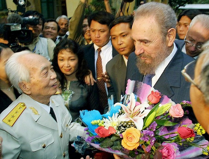 Những bức ảnh được các phóng viên nước ngoài chụp tại cuộc triển lãm được tổ chức tại Hà Nội nhân sự kiện người anh cả của Quân đội Nhân Dân Việt Nam tròn 100 tuổi. Chúc Đại tướng luôn mạnh khỏe, mãi mãi là tấm gương của lớp trẻ Việt Nam.