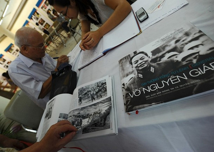 Những bức ảnh được các phóng viên nước ngoài chụp tại cuộc triển lãm được tổ chức tại Hà Nội nhân sự kiện người anh cả của Quân đội Nhân Dân Việt Nam tròn 100 tuổi. Chúc Đại tướng luôn mạnh khỏe, mãi mãi là tấm gương của lớp trẻ Việt Nam.