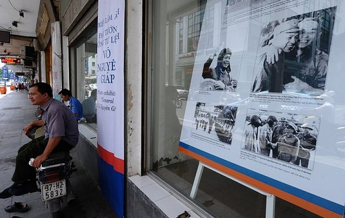 Những bức ảnh được các phóng viên nước ngoài chụp tại cuộc triển lãm được tổ chức tại Hà Nội nhân sự kiện người anh cả của Quân đội Nhân Dân Việt Nam tròn 100 tuổi. Chúc Đại tướng luôn mạnh khỏe, mãi mãi là tấm gương của lớp trẻ Việt Nam.