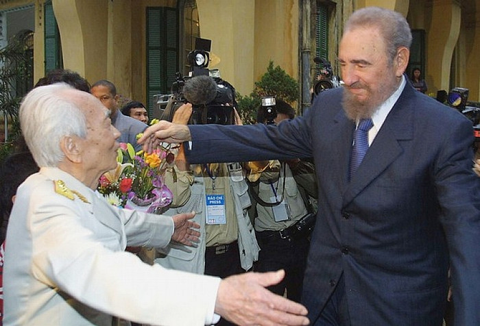 Những bức ảnh được các phóng viên nước ngoài chụp tại cuộc triển lãm được tổ chức tại Hà Nội nhân sự kiện người anh cả của Quân đội Nhân Dân Việt Nam tròn 100 tuổi. Chúc Đại tướng luôn mạnh khỏe, mãi mãi là tấm gương của lớp trẻ Việt Nam.