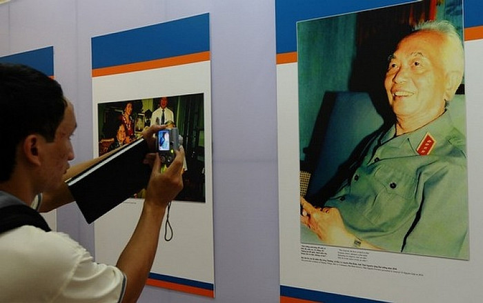 Những bức ảnh được các phóng viên nước ngoài chụp tại cuộc triển lãm được tổ chức tại Hà Nội nhân sự kiện người anh cả của Quân đội Nhân Dân Việt Nam tròn 100 tuổi. Chúc Đại tướng luôn mạnh khỏe, mãi mãi là tấm gương của lớp trẻ Việt Nam.