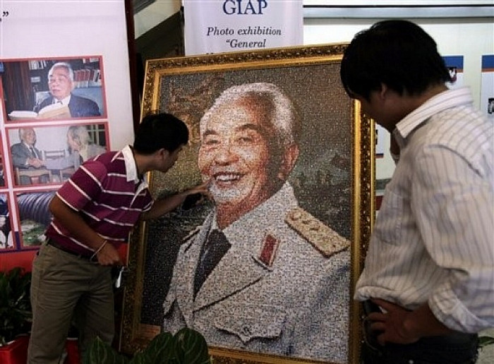 Những bức ảnh được các phóng viên nước ngoài chụp tại cuộc triển lãm được tổ chức tại Hà Nội nhân sự kiện người anh cả của Quân đội Nhân Dân Việt Nam tròn 100 tuổi. Chúc Đại tướng luôn mạnh khỏe, mãi mãi là tấm gương của lớp trẻ Việt Nam.