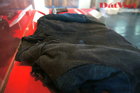 Chiếc đèn dầu lạc đã đồng hành cùng Đại tướng Võ Nguyên Giáp trong những năm đầu xây dựng lực lượng vũ trang Cách mạng. Đại tướng đã dùng lưỡi thuổng này để đào củ mài ăn trong thời gian tạm lánh vào rừng ở tỉnh Cao Bằng nhằm tránh sự khủng bố của thực dân Pháp, năm 1943. Lưỡi cuốc được Đại tướng dùng trong sinh hoạt và chiến đấu những năm 1944 - 1945. Chiếc la bàn đã theo chân Đại tướng suốt chặng đường hành quân trước cuộc Cách mạng tháng 8/1945. Chiếc áo veston được Đại tướng mặc trong lễ thành lập Đội xung phong Nam tiến năm 1942 và Đội Việt Nam Tuyên truyền Giải phóng quân năm 1944. Chiếc áo khoác này là một chiến lợi phẩm thu được của địch. Đại tướng đã sử dụng một thời gian và tặng lại cho một đội viên đội Việt Nam Tuyên truyền Giải phóng quân. Khẩu súng ngắn Đại Tướng Võ Nguyên Giáp đã sử dụng trong các trận đánh tiêu diệt hai đồn Phay Khắt và Nà Ngần (Cao Bằng). Thư của Đại tường khen ngợi Trung đoàn Thủ đô trong những ngày đầu Toàn quốc kháng chiến (12/1946). Thư Đại tướng gửi toàn thể anh chị em dân công tham gia phục vụ chiến dịch Điện Biên Phủ năm 1954. Bút tích của Đại tướng ngày 7/4, trước khi Chiến dịch Hồ Chí Minh được tiến hành: "thần tốc, thần tốc hơn nữa, táo bạo, táo bạo hơn nữa!". Chiếc đèn dầu lạc đã đồng hành cùng Đại tướng Võ Nguyên Giáp trong những năm đầu xây dựng lực lượng vũ trang Cách mạng. Đại tướng đã dùng lưỡi thuổng này để đào củ mài ăn trong thời gian tạm lánh vào rừng ở tỉnh Cao Bằng nhằm tránh sự khủng bố của thực dân Pháp, năm 1943. Lưỡi cuốc được Đại tướng dùng trong sinh hoạt và chiến đấu những năm 1944 - 1945. Chiếc la bàn đã theo chân Đại tướng suốt chặng đường hành quân trước cuộc Cách mạng tháng 8/1945. Chiếc áo veston được Đại tướng mặc trong lễ thành lập Đội xung phong Nam tiến năm 1942 và Đội Việt Nam Tuyên truyền Giải phóng quân năm 1944. Chiếc áo khoác này là một chiến lợi phẩm thu được của địch. Đại tướng đã sử dụng một thời gian và tặng lại cho một đội viên đội Việt Nam Tuyên truyền Giải phóng quân. Khẩu súng ngắn Đại Tướng Võ Nguyên Giáp đã sử dụng trong các trận đánh tiêu diệt hai đồn Phay Khắt và Nà Ngần (Cao Bằng). Thư của Đại tường khen ngợi Trung đoàn Thủ đô trong những ngày đầu Toàn quốc kháng chiến (12/1946). Thư Đại tướng gửi toàn thể anh chị em dân công tham gia phục vụ chiến dịch Điện Biên Phủ năm 1954. Bút tích của Đại tướng ngày 7/4, trước khi Chiến dịch Hồ Chí Minh được tiến hành: "thần tốc, thần tốc hơn nữa, táo bạo, táo bạo hơn nữa!".