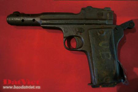 Chiếc đèn dầu lạc đã đồng hành cùng Đại tướng Võ Nguyên Giáp trong những năm đầu xây dựng lực lượng vũ trang Cách mạng. Đại tướng đã dùng lưỡi thuổng này để đào củ mài ăn trong thời gian tạm lánh vào rừng ở tỉnh Cao Bằng nhằm tránh sự khủng bố của thực dân Pháp, năm 1943. Lưỡi cuốc được Đại tướng dùng trong sinh hoạt và chiến đấu những năm 1944 - 1945. Chiếc la bàn đã theo chân Đại tướng suốt chặng đường hành quân trước cuộc Cách mạng tháng 8/1945. Chiếc áo veston được Đại tướng mặc trong lễ thành lập Đội xung phong Nam tiến năm 1942 và Đội Việt Nam Tuyên truyền Giải phóng quân năm 1944. Chiếc áo khoác này là một chiến lợi phẩm thu được của địch. Đại tướng đã sử dụng một thời gian và tặng lại cho một đội viên đội Việt Nam Tuyên truyền Giải phóng quân. Khẩu súng ngắn Đại Tướng Võ Nguyên Giáp đã sử dụng trong các trận đánh tiêu diệt hai đồn Phay Khắt và Nà Ngần (Cao Bằng). Thư của Đại tường khen ngợi Trung đoàn Thủ đô trong những ngày đầu Toàn quốc kháng chiến (12/1946). Thư Đại tướng gửi toàn thể anh chị em dân công tham gia phục vụ chiến dịch Điện Biên Phủ năm 1954. Bút tích của Đại tướng ngày 7/4, trước khi Chiến dịch Hồ Chí Minh được tiến hành: "thần tốc, thần tốc hơn nữa, táo bạo, táo bạo hơn nữa!". Chiếc đèn dầu lạc đã đồng hành cùng Đại tướng Võ Nguyên Giáp trong những năm đầu xây dựng lực lượng vũ trang Cách mạng. Đại tướng đã dùng lưỡi thuổng này để đào củ mài ăn trong thời gian tạm lánh vào rừng ở tỉnh Cao Bằng nhằm tránh sự khủng bố của thực dân Pháp, năm 1943. Lưỡi cuốc được Đại tướng dùng trong sinh hoạt và chiến đấu những năm 1944 - 1945. Chiếc la bàn đã theo chân Đại tướng suốt chặng đường hành quân trước cuộc Cách mạng tháng 8/1945. Chiếc áo veston được Đại tướng mặc trong lễ thành lập Đội xung phong Nam tiến năm 1942 và Đội Việt Nam Tuyên truyền Giải phóng quân năm 1944. Chiếc áo khoác này là một chiến lợi phẩm thu được của địch. Đại tướng đã sử dụng một thời gian và tặng lại cho một đội viên đội Việt Nam Tuyên truyền Giải phóng quân. Khẩu súng ngắn Đại Tướng Võ Nguyên Giáp đã sử dụng trong các trận đánh tiêu diệt hai đồn Phay Khắt và Nà Ngần (Cao Bằng). Thư của Đại tường khen ngợi Trung đoàn Thủ đô trong những ngày đầu Toàn quốc kháng chiến (12/1946). Thư Đại tướng gửi toàn thể anh chị em dân công tham gia phục vụ chiến dịch Điện Biên Phủ năm 1954. Bút tích của Đại tướng ngày 7/4, trước khi Chiến dịch Hồ Chí Minh được tiến hành: "thần tốc, thần tốc hơn nữa, táo bạo, táo bạo hơn nữa!".