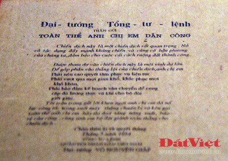 Chiếc đèn dầu lạc đã đồng hành cùng Đại tướng Võ Nguyên Giáp trong những năm đầu xây dựng lực lượng vũ trang Cách mạng. Đại tướng đã dùng lưỡi thuổng này để đào củ mài ăn trong thời gian tạm lánh vào rừng ở tỉnh Cao Bằng nhằm tránh sự khủng bố của thực dân Pháp, năm 1943. Lưỡi cuốc được Đại tướng dùng trong sinh hoạt và chiến đấu những năm 1944 - 1945. Chiếc la bàn đã theo chân Đại tướng suốt chặng đường hành quân trước cuộc Cách mạng tháng 8/1945. Chiếc áo veston được Đại tướng mặc trong lễ thành lập Đội xung phong Nam tiến năm 1942 và Đội Việt Nam Tuyên truyền Giải phóng quân năm 1944. Chiếc áo khoác này là một chiến lợi phẩm thu được của địch. Đại tướng đã sử dụng một thời gian và tặng lại cho một đội viên đội Việt Nam Tuyên truyền Giải phóng quân. Khẩu súng ngắn Đại Tướng Võ Nguyên Giáp đã sử dụng trong các trận đánh tiêu diệt hai đồn Phay Khắt và Nà Ngần (Cao Bằng). Thư của Đại tường khen ngợi Trung đoàn Thủ đô trong những ngày đầu Toàn quốc kháng chiến (12/1946). Thư Đại tướng gửi toàn thể anh chị em dân công tham gia phục vụ chiến dịch Điện Biên Phủ năm 1954. Bút tích của Đại tướng ngày 7/4, trước khi Chiến dịch Hồ Chí Minh được tiến hành: "thần tốc, thần tốc hơn nữa, táo bạo, táo bạo hơn nữa!". Chiếc đèn dầu lạc đã đồng hành cùng Đại tướng Võ Nguyên Giáp trong những năm đầu xây dựng lực lượng vũ trang Cách mạng. Đại tướng đã dùng lưỡi thuổng này để đào củ mài ăn trong thời gian tạm lánh vào rừng ở tỉnh Cao Bằng nhằm tránh sự khủng bố của thực dân Pháp, năm 1943. Lưỡi cuốc được Đại tướng dùng trong sinh hoạt và chiến đấu những năm 1944 - 1945. Chiếc la bàn đã theo chân Đại tướng suốt chặng đường hành quân trước cuộc Cách mạng tháng 8/1945. Chiếc áo veston được Đại tướng mặc trong lễ thành lập Đội xung phong Nam tiến năm 1942 và Đội Việt Nam Tuyên truyền Giải phóng quân năm 1944. Chiếc áo khoác này là một chiến lợi phẩm thu được của địch. Đại tướng đã sử dụng một thời gian và tặng lại cho một đội viên đội Việt Nam Tuyên truyền Giải phóng quân. Khẩu súng ngắn Đại Tướng Võ Nguyên Giáp đã sử dụng trong các trận đánh tiêu diệt hai đồn Phay Khắt và Nà Ngần (Cao Bằng). Thư của Đại tường khen ngợi Trung đoàn Thủ đô trong những ngày đầu Toàn quốc kháng chiến (12/1946). Thư Đại tướng gửi toàn thể anh chị em dân công tham gia phục vụ chiến dịch Điện Biên Phủ năm 1954. Bút tích của Đại tướng ngày 7/4, trước khi Chiến dịch Hồ Chí Minh được tiến hành: "thần tốc, thần tốc hơn nữa, táo bạo, táo bạo hơn nữa!".
