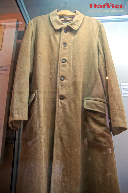 Chiếc đèn dầu lạc đã đồng hành cùng Đại tướng Võ Nguyên Giáp trong những năm đầu xây dựng lực lượng vũ trang Cách mạng. Đại tướng đã dùng lưỡi thuổng này để đào củ mài ăn trong thời gian tạm lánh vào rừng ở tỉnh Cao Bằng nhằm tránh sự khủng bố của thực dân Pháp, năm 1943. Lưỡi cuốc được Đại tướng dùng trong sinh hoạt và chiến đấu những năm 1944 - 1945. Chiếc la bàn đã theo chân Đại tướng suốt chặng đường hành quân trước cuộc Cách mạng tháng 8/1945. Chiếc áo veston được Đại tướng mặc trong lễ thành lập Đội xung phong Nam tiến năm 1942 và Đội Việt Nam Tuyên truyền Giải phóng quân năm 1944. Chiếc áo khoác này là một chiến lợi phẩm thu được của địch. Đại tướng đã sử dụng một thời gian và tặng lại cho một đội viên đội Việt Nam Tuyên truyền Giải phóng quân. Khẩu súng ngắn Đại Tướng Võ Nguyên Giáp đã sử dụng trong các trận đánh tiêu diệt hai đồn Phay Khắt và Nà Ngần (Cao Bằng). Thư của Đại tường khen ngợi Trung đoàn Thủ đô trong những ngày đầu Toàn quốc kháng chiến (12/1946). Thư Đại tướng gửi toàn thể anh chị em dân công tham gia phục vụ chiến dịch Điện Biên Phủ năm 1954. Bút tích của Đại tướng ngày 7/4, trước khi Chiến dịch Hồ Chí Minh được tiến hành: "thần tốc, thần tốc hơn nữa, táo bạo, táo bạo hơn nữa!". Chiếc đèn dầu lạc đã đồng hành cùng Đại tướng Võ Nguyên Giáp trong những năm đầu xây dựng lực lượng vũ trang Cách mạng. Đại tướng đã dùng lưỡi thuổng này để đào củ mài ăn trong thời gian tạm lánh vào rừng ở tỉnh Cao Bằng nhằm tránh sự khủng bố của thực dân Pháp, năm 1943. Lưỡi cuốc được Đại tướng dùng trong sinh hoạt và chiến đấu những năm 1944 - 1945. Chiếc la bàn đã theo chân Đại tướng suốt chặng đường hành quân trước cuộc Cách mạng tháng 8/1945. Chiếc áo veston được Đại tướng mặc trong lễ thành lập Đội xung phong Nam tiến năm 1942 và Đội Việt Nam Tuyên truyền Giải phóng quân năm 1944. Chiếc áo khoác này là một chiến lợi phẩm thu được của địch. Đại tướng đã sử dụng một thời gian và tặng lại cho một đội viên đội Việt Nam Tuyên truyền Giải phóng quân. Khẩu súng ngắn Đại Tướng Võ Nguyên Giáp đã sử dụng trong các trận đánh tiêu diệt hai đồn Phay Khắt và Nà Ngần (Cao Bằng). Thư của Đại tường khen ngợi Trung đoàn Thủ đô trong những ngày đầu Toàn quốc kháng chiến (12/1946). Thư Đại tướng gửi toàn thể anh chị em dân công tham gia phục vụ chiến dịch Điện Biên Phủ năm 1954. Bút tích của Đại tướng ngày 7/4, trước khi Chiến dịch Hồ Chí Minh được tiến hành: "thần tốc, thần tốc hơn nữa, táo bạo, táo bạo hơn nữa!".