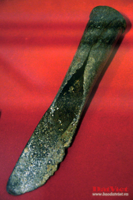 Chiếc đèn dầu lạc đã đồng hành cùng Đại tướng Võ Nguyên Giáp trong những năm đầu xây dựng lực lượng vũ trang Cách mạng. Đại tướng đã dùng lưỡi thuổng này để đào củ mài ăn trong thời gian tạm lánh vào rừng ở tỉnh Cao Bằng nhằm tránh sự khủng bố của thực dân Pháp, năm 1943. Lưỡi cuốc được Đại tướng dùng trong sinh hoạt và chiến đấu những năm 1944 - 1945. Chiếc la bàn đã theo chân Đại tướng suốt chặng đường hành quân trước cuộc Cách mạng tháng 8/1945. Chiếc áo veston được Đại tướng mặc trong lễ thành lập Đội xung phong Nam tiến năm 1942 và Đội Việt Nam Tuyên truyền Giải phóng quân năm 1944. Chiếc áo khoác này là một chiến lợi phẩm thu được của địch. Đại tướng đã sử dụng một thời gian và tặng lại cho một đội viên đội Việt Nam Tuyên truyền Giải phóng quân. Khẩu súng ngắn Đại Tướng Võ Nguyên Giáp đã sử dụng trong các trận đánh tiêu diệt hai đồn Phay Khắt và Nà Ngần (Cao Bằng). Thư của Đại tường khen ngợi Trung đoàn Thủ đô trong những ngày đầu Toàn quốc kháng chiến (12/1946). Thư Đại tướng gửi toàn thể anh chị em dân công tham gia phục vụ chiến dịch Điện Biên Phủ năm 1954. Bút tích của Đại tướng ngày 7/4, trước khi Chiến dịch Hồ Chí Minh được tiến hành: "thần tốc, thần tốc hơn nữa, táo bạo, táo bạo hơn nữa!". Chiếc đèn dầu lạc đã đồng hành cùng Đại tướng Võ Nguyên Giáp trong những năm đầu xây dựng lực lượng vũ trang Cách mạng. Đại tướng đã dùng lưỡi thuổng này để đào củ mài ăn trong thời gian tạm lánh vào rừng ở tỉnh Cao Bằng nhằm tránh sự khủng bố của thực dân Pháp, năm 1943. Lưỡi cuốc được Đại tướng dùng trong sinh hoạt và chiến đấu những năm 1944 - 1945. Chiếc la bàn đã theo chân Đại tướng suốt chặng đường hành quân trước cuộc Cách mạng tháng 8/1945. Chiếc áo veston được Đại tướng mặc trong lễ thành lập Đội xung phong Nam tiến năm 1942 và Đội Việt Nam Tuyên truyền Giải phóng quân năm 1944. Chiếc áo khoác này là một chiến lợi phẩm thu được của địch. Đại tướng đã sử dụng một thời gian và tặng lại cho một đội viên đội Việt Nam Tuyên truyền Giải phóng quân. Khẩu súng ngắn Đại Tướng Võ Nguyên Giáp đã sử dụng trong các trận đánh tiêu diệt hai đồn Phay Khắt và Nà Ngần (Cao Bằng). Thư của Đại tường khen ngợi Trung đoàn Thủ đô trong những ngày đầu Toàn quốc kháng chiến (12/1946). Thư Đại tướng gửi toàn thể anh chị em dân công tham gia phục vụ chiến dịch Điện Biên Phủ năm 1954. Bút tích của Đại tướng ngày 7/4, trước khi Chiến dịch Hồ Chí Minh được tiến hành: "thần tốc, thần tốc hơn nữa, táo bạo, táo bạo hơn nữa!".