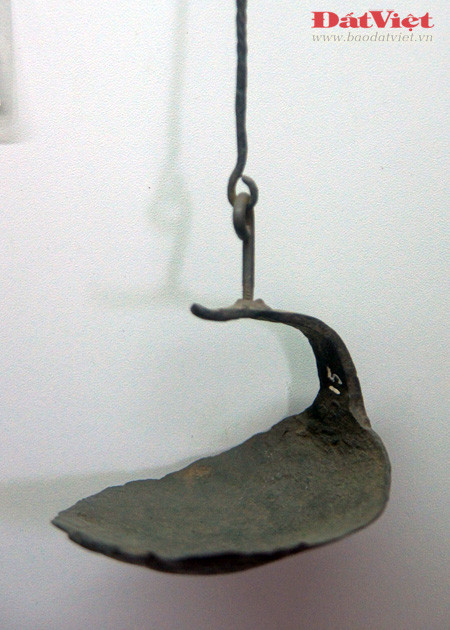 Chiếc đèn dầu lạc đã đồng hành cùng Đại tướng Võ Nguyên Giáp trong những năm đầu xây dựng lực lượng vũ trang Cách mạng. Đại tướng đã dùng lưỡi thuổng này để đào củ mài ăn trong thời gian tạm lánh vào rừng ở tỉnh Cao Bằng nhằm tránh sự khủng bố của thực dân Pháp, năm 1943. Lưỡi cuốc được Đại tướng dùng trong sinh hoạt và chiến đấu những năm 1944 - 1945. Chiếc la bàn đã theo chân Đại tướng suốt chặng đường hành quân trước cuộc Cách mạng tháng 8/1945. Chiếc áo veston được Đại tướng mặc trong lễ thành lập Đội xung phong Nam tiến năm 1942 và Đội Việt Nam Tuyên truyền Giải phóng quân năm 1944. Chiếc áo khoác này là một chiến lợi phẩm thu được của địch. Đại tướng đã sử dụng một thời gian và tặng lại cho một đội viên đội Việt Nam Tuyên truyền Giải phóng quân. Khẩu súng ngắn Đại Tướng Võ Nguyên Giáp đã sử dụng trong các trận đánh tiêu diệt hai đồn Phay Khắt và Nà Ngần (Cao Bằng). Thư của Đại tường khen ngợi Trung đoàn Thủ đô trong những ngày đầu Toàn quốc kháng chiến (12/1946). Thư Đại tướng gửi toàn thể anh chị em dân công tham gia phục vụ chiến dịch Điện Biên Phủ năm 1954. Bút tích của Đại tướng ngày 7/4, trước khi Chiến dịch Hồ Chí Minh được tiến hành: "thần tốc, thần tốc hơn nữa, táo bạo, táo bạo hơn nữa!". Chiếc đèn dầu lạc đã đồng hành cùng Đại tướng Võ Nguyên Giáp trong những năm đầu xây dựng lực lượng vũ trang Cách mạng. Đại tướng đã dùng lưỡi thuổng này để đào củ mài ăn trong thời gian tạm lánh vào rừng ở tỉnh Cao Bằng nhằm tránh sự khủng bố của thực dân Pháp, năm 1943. Lưỡi cuốc được Đại tướng dùng trong sinh hoạt và chiến đấu những năm 1944 - 1945. Chiếc la bàn đã theo chân Đại tướng suốt chặng đường hành quân trước cuộc Cách mạng tháng 8/1945. Chiếc áo veston được Đại tướng mặc trong lễ thành lập Đội xung phong Nam tiến năm 1942 và Đội Việt Nam Tuyên truyền Giải phóng quân năm 1944. Chiếc áo khoác này là một chiến lợi phẩm thu được của địch. Đại tướng đã sử dụng một thời gian và tặng lại cho một đội viên đội Việt Nam Tuyên truyền Giải phóng quân. Khẩu súng ngắn Đại Tướng Võ Nguyên Giáp đã sử dụng trong các trận đánh tiêu diệt hai đồn Phay Khắt và Nà Ngần (Cao Bằng). Thư của Đại tường khen ngợi Trung đoàn Thủ đô trong những ngày đầu Toàn quốc kháng chiến (12/1946). Thư Đại tướng gửi toàn thể anh chị em dân công tham gia phục vụ chiến dịch Điện Biên Phủ năm 1954. Bút tích của Đại tướng ngày 7/4, trước khi Chiến dịch Hồ Chí Minh được tiến hành: "thần tốc, thần tốc hơn nữa, táo bạo, táo bạo hơn nữa!".