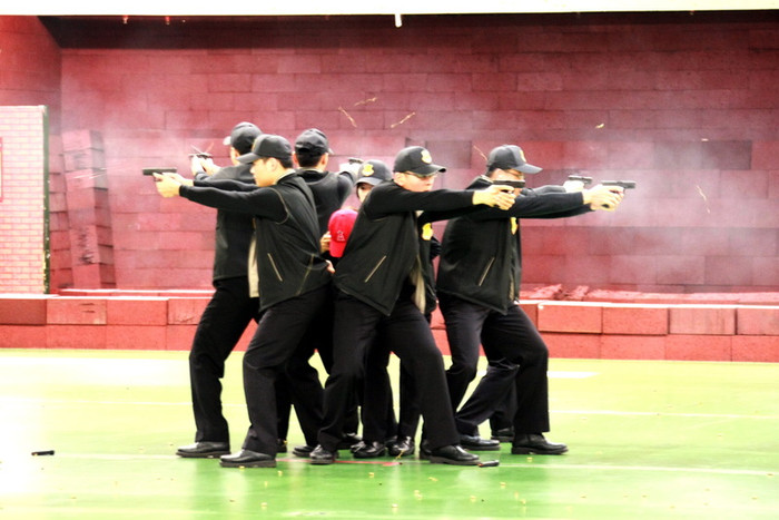 Các nhân viên an ninh bảo vệ ứng viên tổng thống trong tình huống nguy cấp Các nhân viên an ninh bảo vệ ứng viên tổng thống trong tình huống nguy cấp