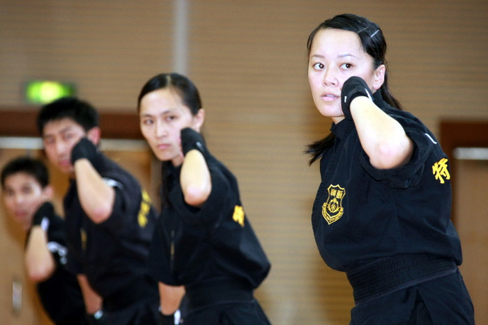 Nữ nhân viên an ninh của biệt đội bảo vệ Nữ nhân viên an ninh của biệt đội bảo vệ