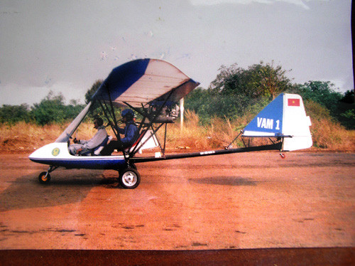 Ngày 8/12/2005, chiếc VAM-1 do phi công Phạm Duy Long lái cất cánh tại sân bay Long Thành (Đồng Nai). Ngày 8/12/2005, chiếc VAM-1 do phi công Phạm Duy Long lái cất cánh tại sân bay Long Thành (Đồng Nai).