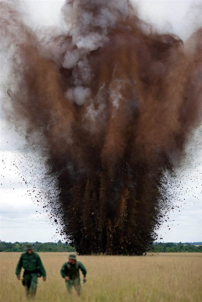 Nhà chức trách Venezuela tiến hành phá huỷ một chiếc tàu bị nghi được sử dụng để buôn bán ma tuý ở Puerto Camejo ngày 21/9/2011.