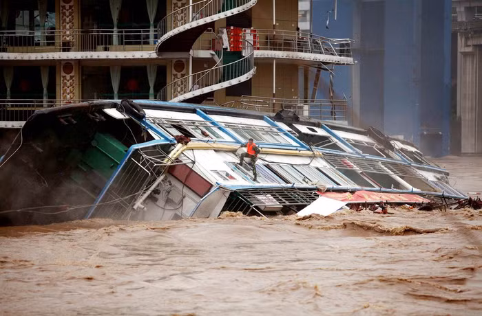 Một chiếc thuyền được sử dụng như một nhà hàng ở Trùng Khanh, tây nam Trung Quốc bị sập. 7 người đã được cứu thoát trong vụ tai nạn này (ảnh chụp ngày 20/9/2011). Một chiếc thuyền được sử dụng như một nhà hàng ở Trùng Khanh, tây nam Trung Quốc bị sập. 7 người đã được cứu thoát trong vụ tai nạn này (ảnh chụp ngày 20/9/2011).