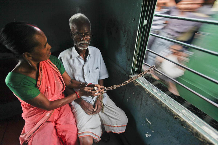 Một phụ nữ Ấn Độ ở làng Mallickpur đã phải xích người chồng bị tâm thần và đưa ông đến nơi bà hàng ngày vẫn làm việc ở Kolkata.