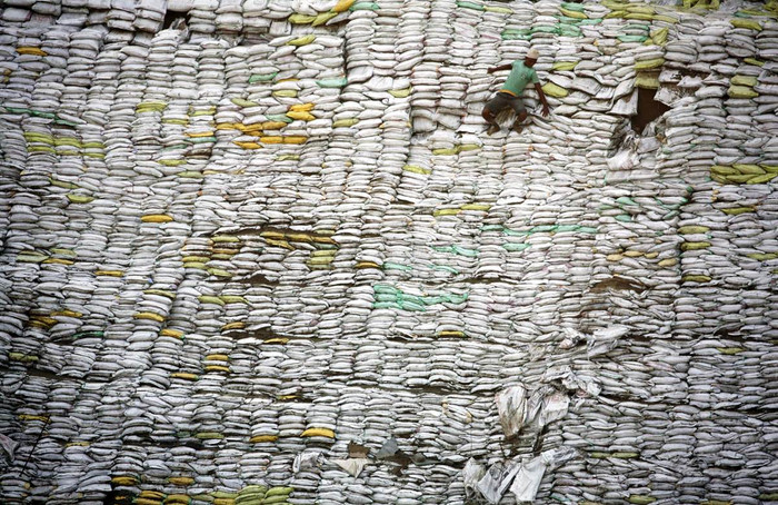 Hàng ngàn bao cát được tập kết tại một công trường xây dựng ở thủ đô New Delhi của Ấn Độ (ảnh chụp ngày 21/9/2011).